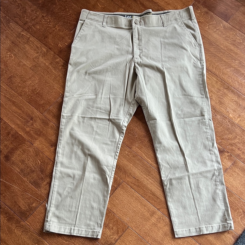 Men’s Lee Extreme Comfort MVP Straight Fit Khaki Chinos, Size 42x30, Like New